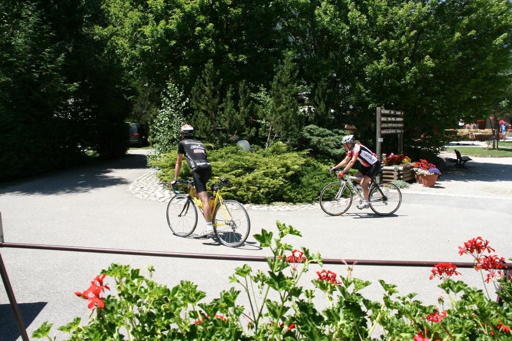 Camping Le Colporteur Hotel เลอบูร์-เดอัวซ็อง ภายนอก รูปภาพ